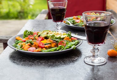 Una ensalada navideña fresca, con tomates cherry y zanahoria, entre otros ingredientes