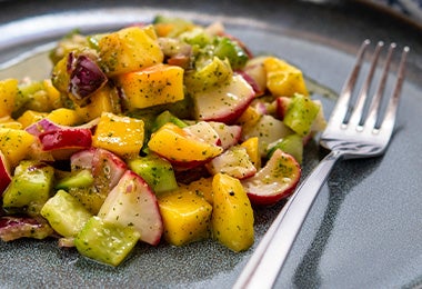 La ensalada navideña puede tener frutas y vegetales.