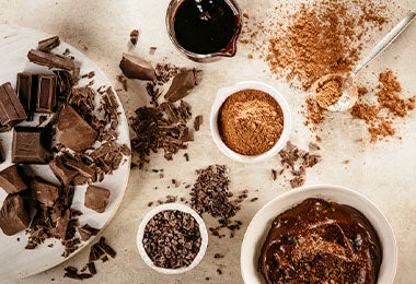 : Chocolate en polvo, derretido y tableta, presentaciones para usar en recetas.