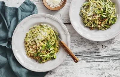 Espaguetis con tiras de res en salsa de espinacas