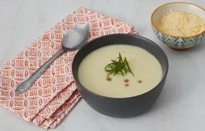 Crema de cebollas y poro con crema de leche