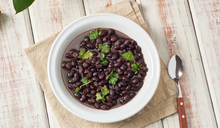 Caraotas-negras-con-tocineta-y -cilantro-recetas-nestle-venezuela-maggi