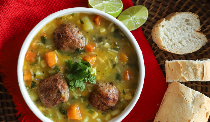 Sopa de Vegetales con Albóndigas de Pollo